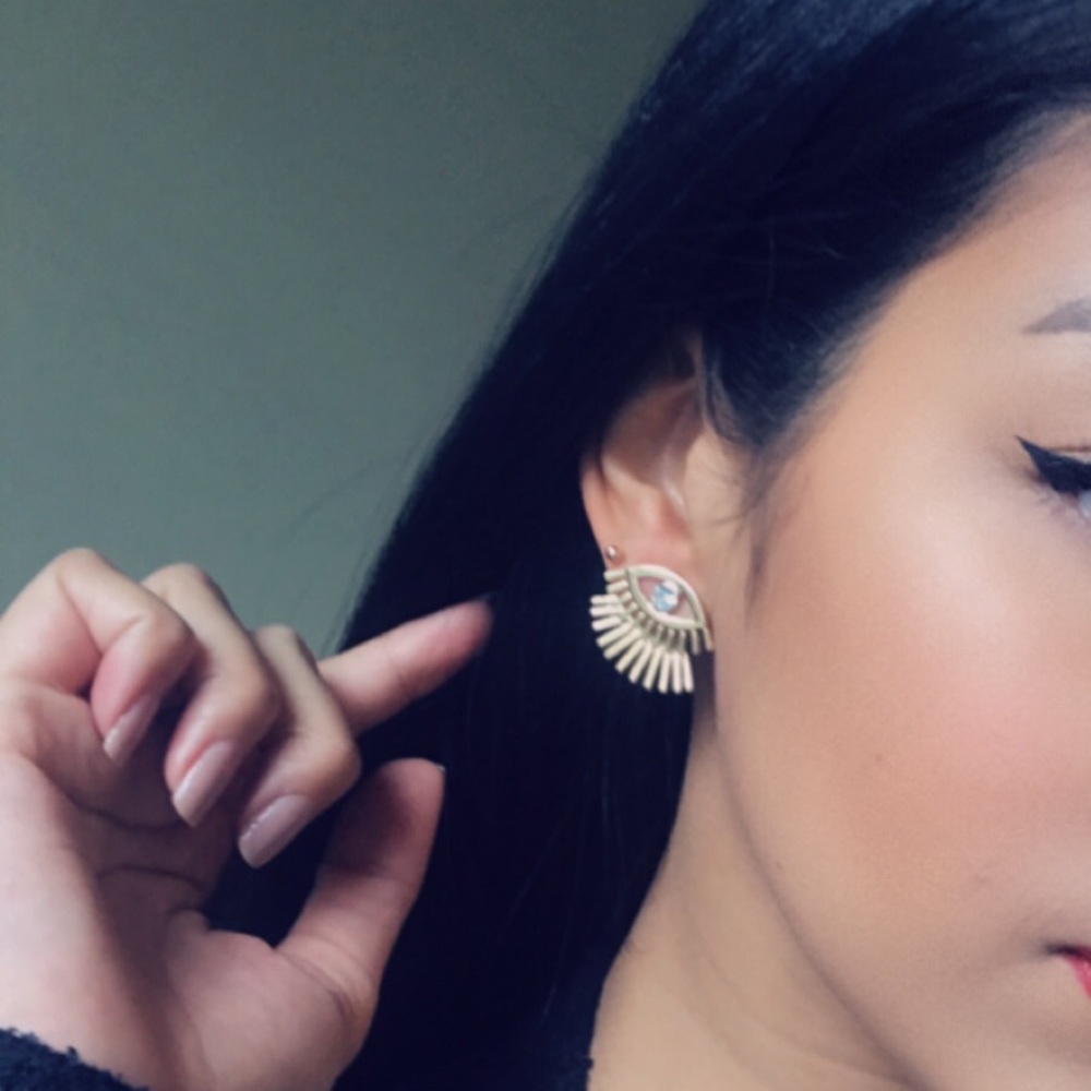 Eye & Eyelash double back stud earrings - Picture 3 of 8